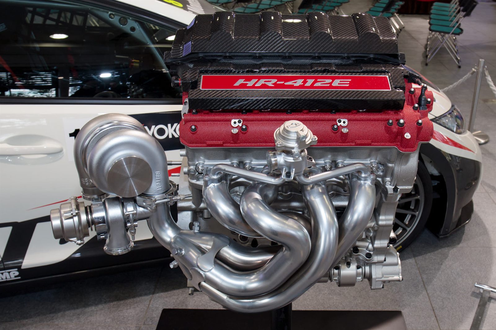 Turbós motor, elöl a turbófeltöltővel