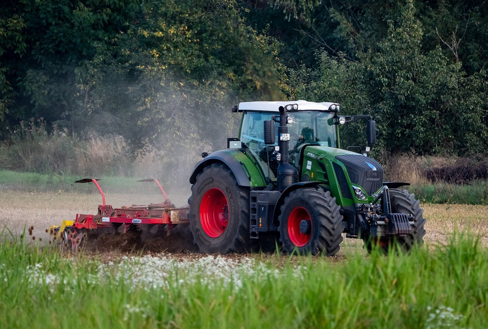 Fendt traktor talajművelés közben